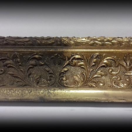 Pulitura di una cornice dorata.