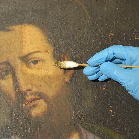 Pulitura di un dipinto ad olio su tela.